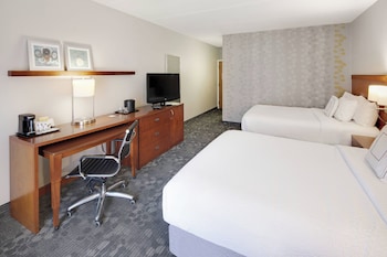 Room, 2 Queen Beds, Hearing Accessible (Accessible Bathtub)