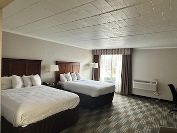 Suite, 2 Queen beds and sofa bed, Non-Smoking