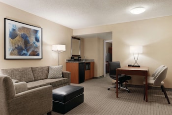 Suite, 1 King Bed, Accessible, Bathtub