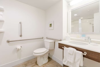 1 Queen Bed with Accessible Tub- ADA