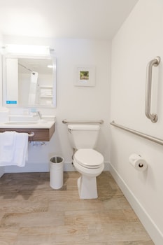2 Queen Beds with Accessible Tub - ADA