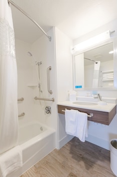 2 Queen Beds with Accessible Tub - ADA