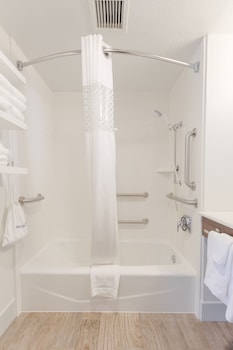 2 Queen Beds with Accessible Tub - ADA