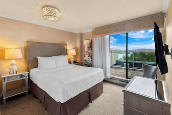 Suite, Multiple Beds, Kitchen, Harbor View
