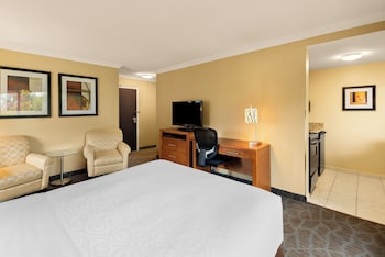Standard Room, 1 Queen Bed, Non Smoking, Balcony (with Partial Harbour View)