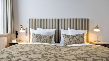 Suite, 1 King Bed, Non Smoking, Hot Tub (with Sofabed)