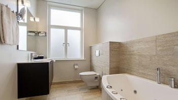 Suite, 1 King Bed, Non Smoking, Hot Tub (with Sofabed)