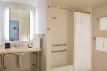 Suite, 1 Bedroom (Mobility/Hearing Access, Roll-in Shwr)