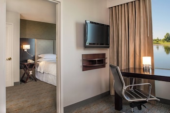 Suite, 1 Bedroom (Mobility/Hearing Access, Roll-in Shwr)