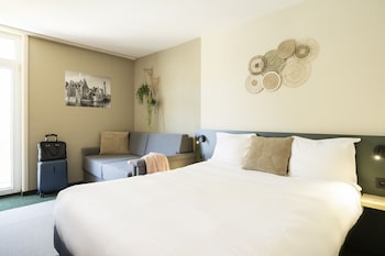 Family Quadruple Room, 1 Queen Bed with Sofa bed