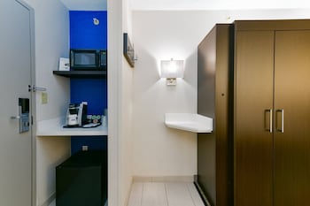 Standard Room, 2 Queen Beds, Pool Access