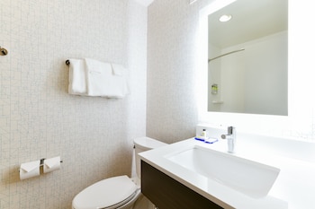 Standard Room, 2 Queen Beds, Pool Access
