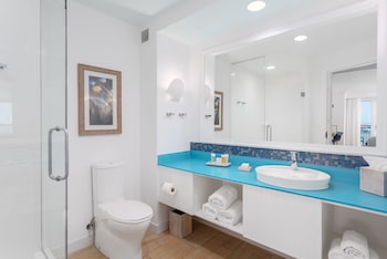Room, 2 Queen Beds, Balcony, Bay View