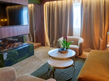 Suite, 1 King Bed with Sofa bed