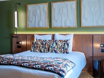 Suite, 1 King Bed with Sofa bed