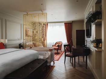 Grand Room, 1 King Bed (Luxury)