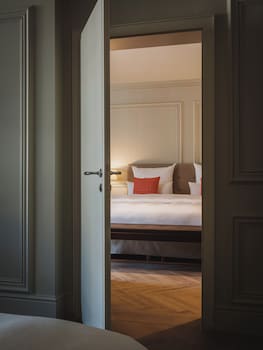 Grand Room, 1 King Bed (Luxury)