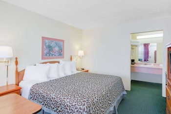 Room, 1 King Bed, Refrigerator & Microwave