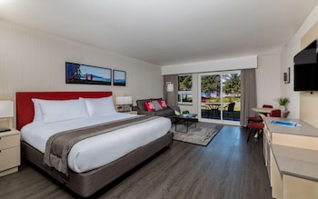 Standard Room, 1 King Bed, Kitchenette, Ocean View (Pet Friendly;with Sofabed)