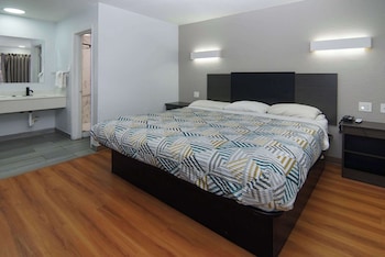 Deluxe Room, 1 King Bed, Non Smoking, Refrigerator & Microwave
