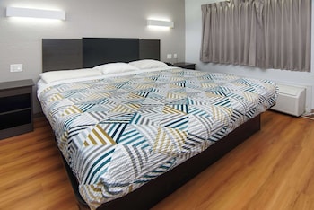 Deluxe Room, 1 King Bed, Non Smoking, Refrigerator & Microwave