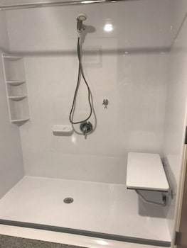 Room, 1 King Bed, Accessible, Non Smoking (Roll-in Shower)