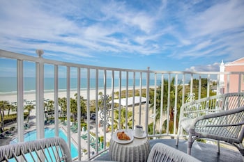 Grand Room, 1 King Bed, Balcony