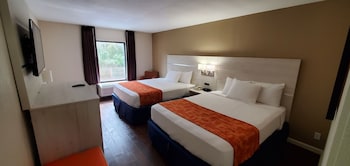 Interior 2 Queen Beds