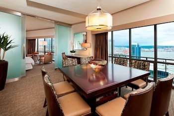 Deluxe Suite, 1 King Bed (Mobility/Hearing Access, Roll-In Shwr)