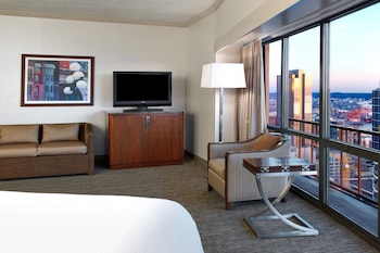 Deluxe Suite, 1 King Bed (Mobility/Hearing Access, Roll-In Shwr)