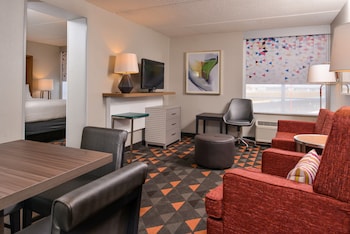 Suite, 1 King Bed, Accessible (Mobility, Roll-In Shower)