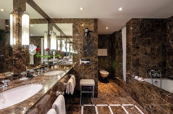 Royal Suite, 1 King Bed, Sauna