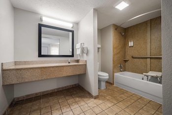 Room, 1 Queen Bed, Accessible, Non Smoking (Mobility, Bathtub with Grab Bars)