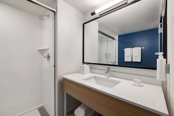 Room, 1 King Bed, Accessible (Mobility & Hearing, Roll-in Shower)