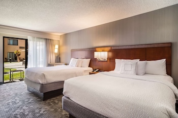 Room, 2 Queen Beds, Accessible, Pool View
