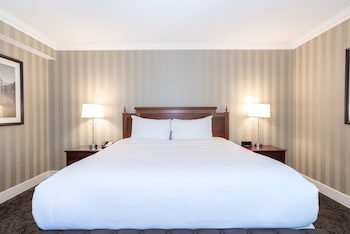 Grand Room, 1 King Bed (Deluxe, Middle Floors)