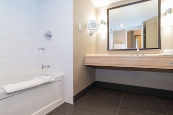 Grand Room, 1 King Bed (Deluxe, Middle Floors)