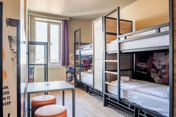 Bed in mixed dormitory with 8 beds
