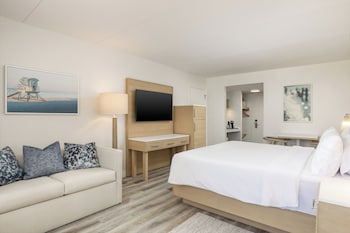 Standard Room, 1 King Bed, Balcony, Ocean View (Mid Floor)