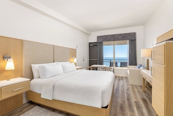 Standard Room, 1 King Bed, Balcony, Ocean View (Mid Floor)