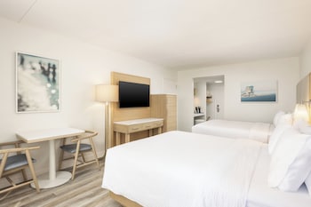 Standard Room, 2 Queen Beds, Balcony, Ocean View (Mid Floor)