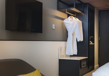Deluxe Room, 1 King Bed (High Floor)