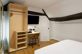 Suite, 1 King Bed with Sofa bed