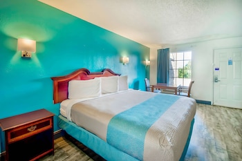Deluxe Room, 1 King Bed, Smoking, Refrigerator & Microwave