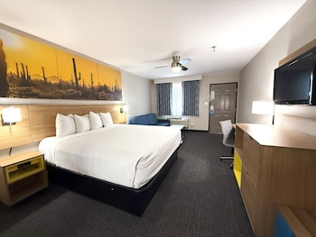Deluxe Room, 1 King Bed with Sofa bed, Non Smoking