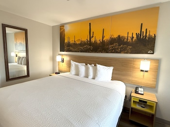 Standard Room, 1 King Bed (Standard Room, 1 King Bed (No Pets))