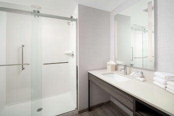Room, 1 King Bed, Accessible (Roll-In Shower)