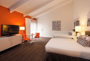 Deluxe Room, 2 Queen Beds, Accessible, Bathtub
