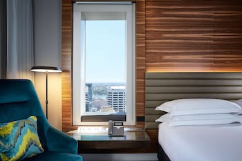 Deluxe Room, 1 King Bed, Corner