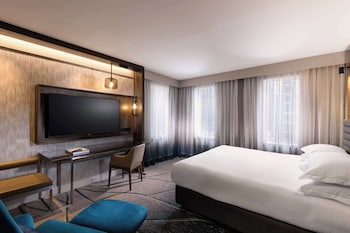 Deluxe Room, 1 King Bed, Corner